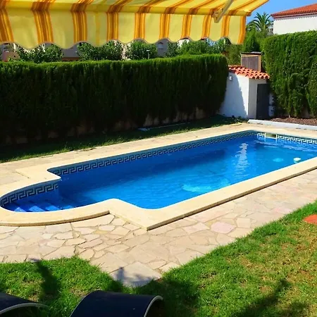 Laura With Private Pool فيلة