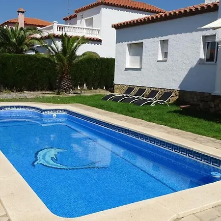 Laura With Private Pool