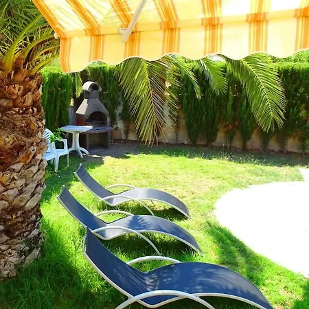 Laura With Private Pool فيلة