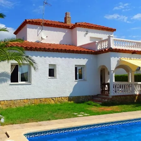 Laura With Private Pool